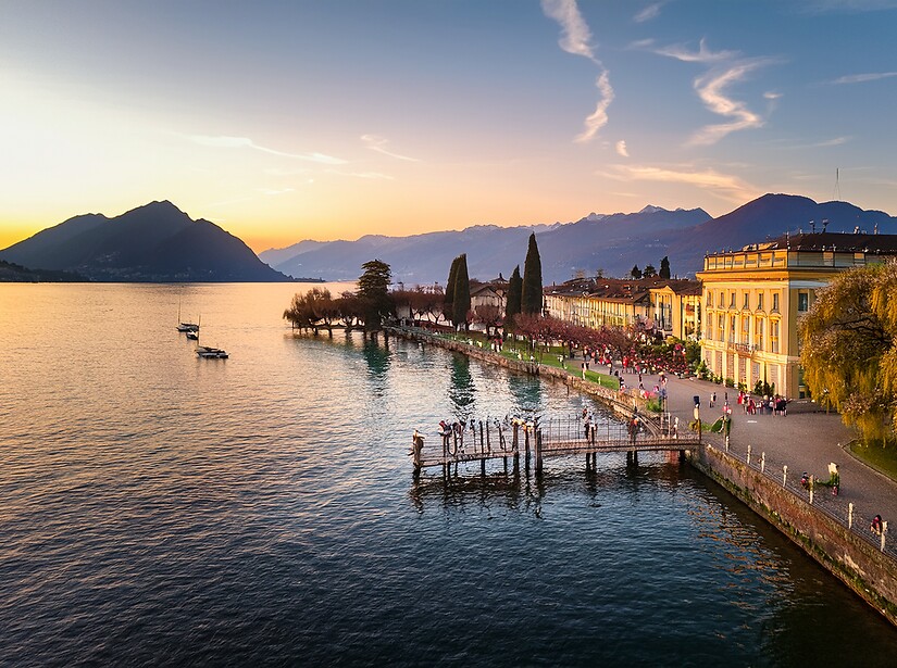 Passeggiata sul lungolago di Stresa, con giardini e alberghi storici