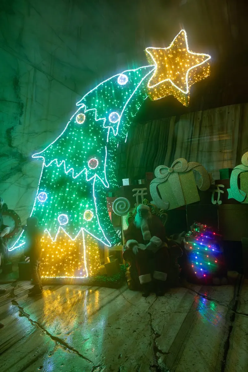 Babbo Natale sul trono nella grotta sotterranea di Ornavasso sul Lago Maggiore
