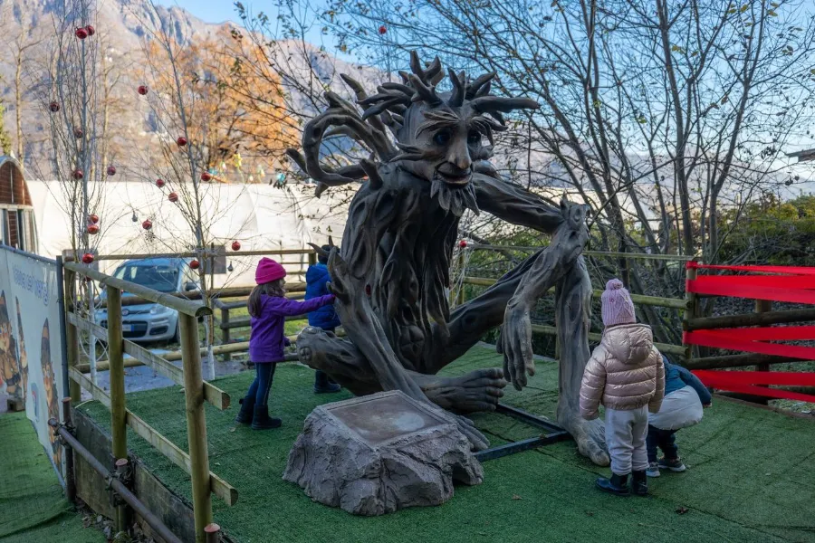 Bambini nel Bosco dei Twergi lungo il sentiero verso la Grotta di Babbo Natale