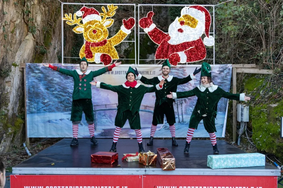 Spettacolo degli elfi sul palco del Villaggio della Grotta di Babbo Natale di Ornavasso